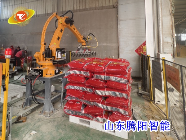 工廠(chǎng)使用飼料碼垛機(jī)器人有什么好處？